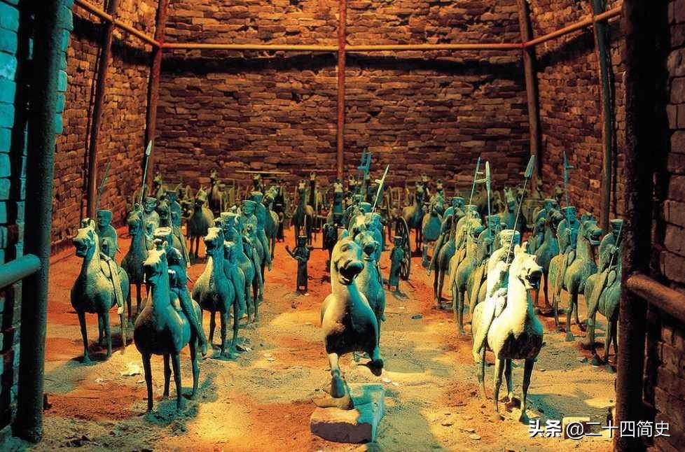 马踏飞燕是哪个朝代的青铜器(马踏飞燕是什么时期的雕塑)