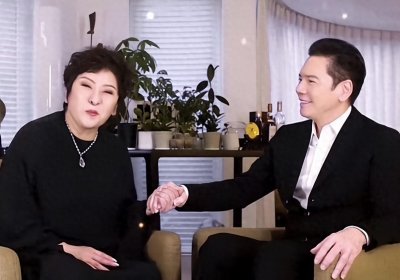 ​杨受成二婚妻子罕现身！一身贵气好端庄！手持高股份任老公风流！