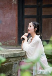 ​女孩子长得太漂亮好不好(女生长得漂亮有用吗)