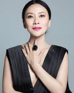 ​“百花影后”刘欣，不顾一切嫁邵峰，恩爱17年生一女，今幸福美满