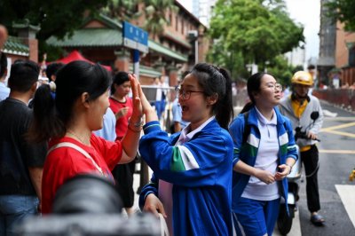 ​直击2024高考：首场考试结束，考生轻松走出考场