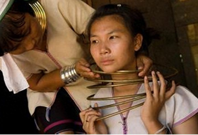 实拍长颈族女孩的残忍美丽，一生与铜环为伴