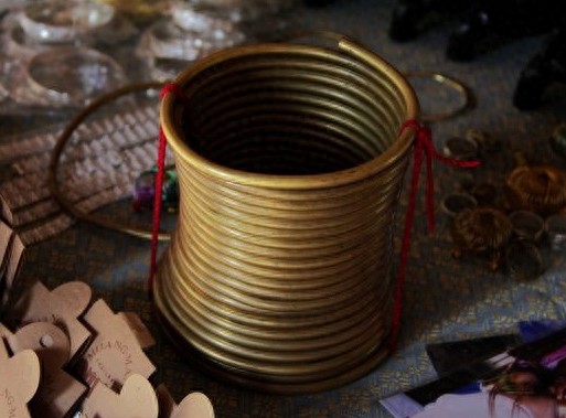 实拍长颈族女孩的残忍美丽，一生与铜环为伴