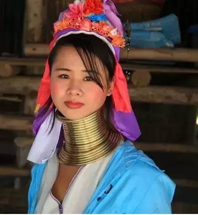 实拍长颈族女孩的残忍美丽，一生与铜环为伴