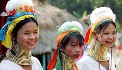 ​实拍长颈族女孩的残忍美丽，一生与铜环为伴