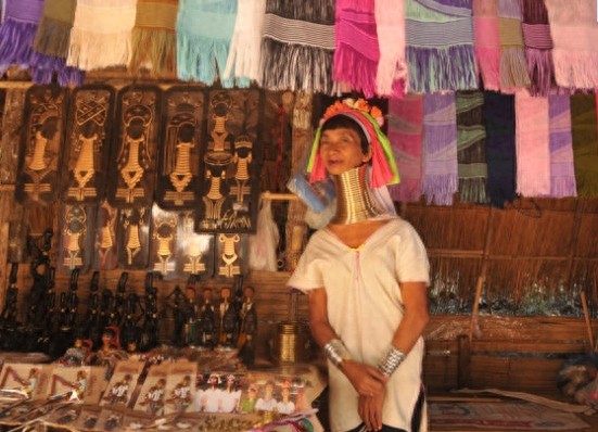 实拍长颈族女孩的残忍美丽，一生与铜环为伴