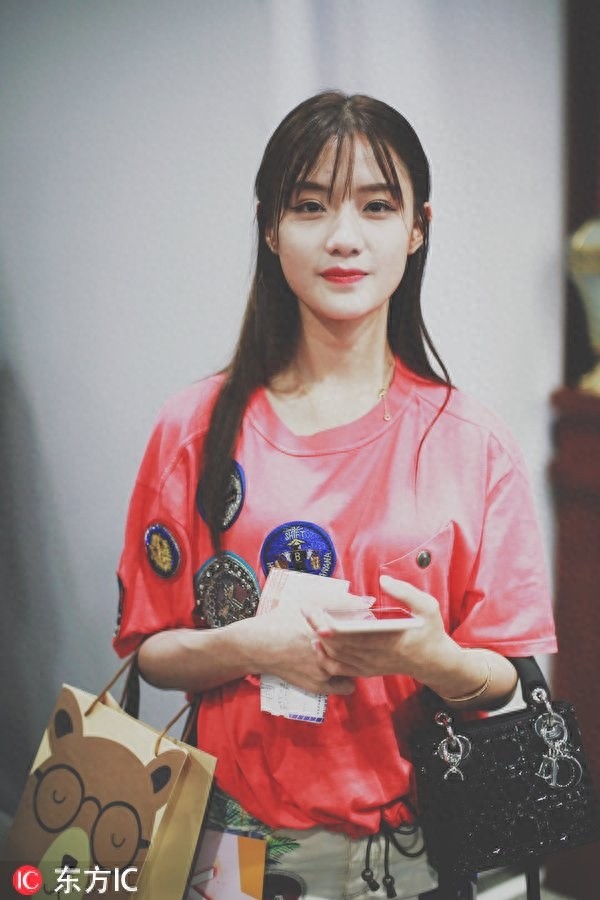 “富婆”陈意涵机场凹奇怪造型，面对镜头360度无死角