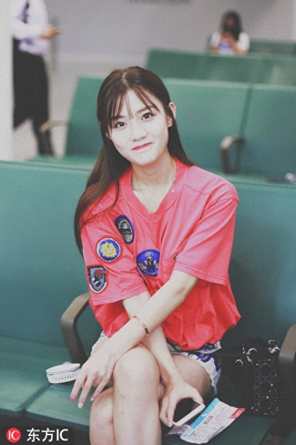 “富婆”陈意涵机场凹奇怪造型，面对镜头360度无死角