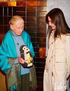 ​Angelababy与珍妮古道尔合影，baby一身休闲笑容甜美，素颜也好美