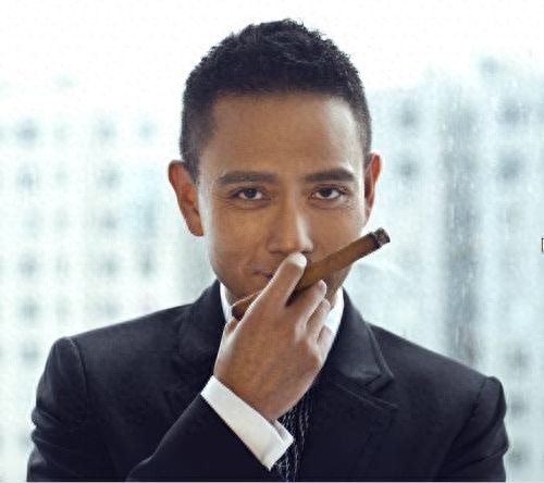 曾打败张国荣成金马影帝，却为救小女孩被烧毁容！