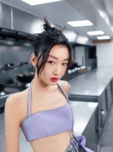 ​周冬雨高调秀性感，这次终于没翻车！穿对礼服，平板身材变惊艳