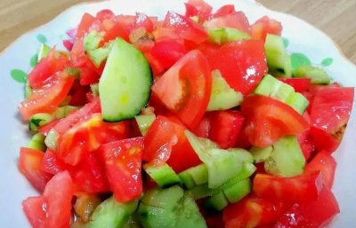 ​西红柿和黄瓜一起吃“相克”？辟谣！夏季常吃身体收获很多好处