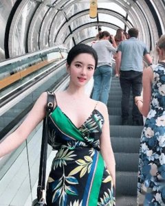 ​韩国模特美女主播韩申颖超大胆街拍美照