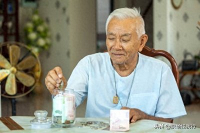 ​退休老同志养老金3000,躲到外地高档小区当保安,遇单位老领导敬礼