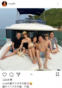 ​张国荣前女友毛舜筠晒近照，吊带热裤秀身材，与丈夫同框似两代人