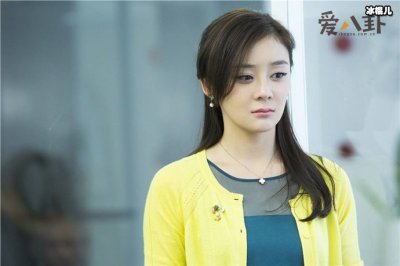 ​袁姗姗又被曝黑料，单手捏文物被喷滚出娱乐圈！