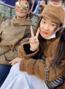 ​偶遇杜江霍思燕一家游环球影城 同行小女孩引猜测