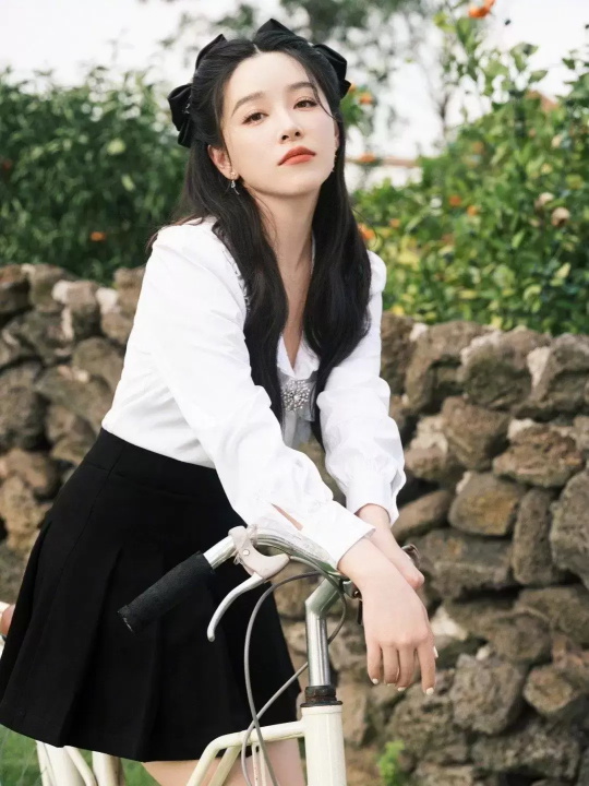 阚清子与小绵羊合照写真，散发青春与迷人的气息