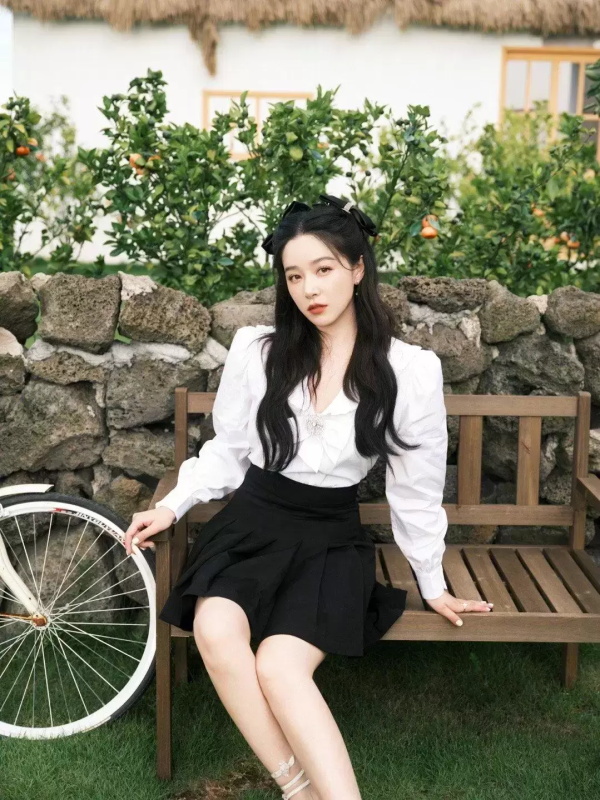 阚清子与小绵羊合照写真，散发青春与迷人的气息