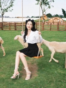 ​阚清子与小绵羊合照写真，散发青春与迷人的气息