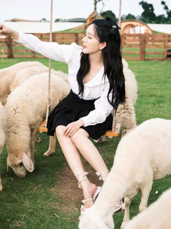 阚清子与小绵羊合照写真，散发青春与迷人的气息