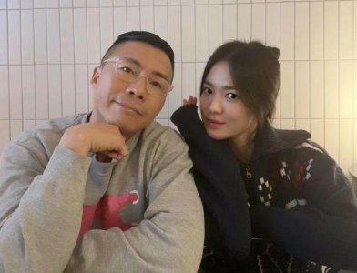 ​ 宋慧乔与友人合照：头发挽起好惬意，被曝即将进组拍新戏