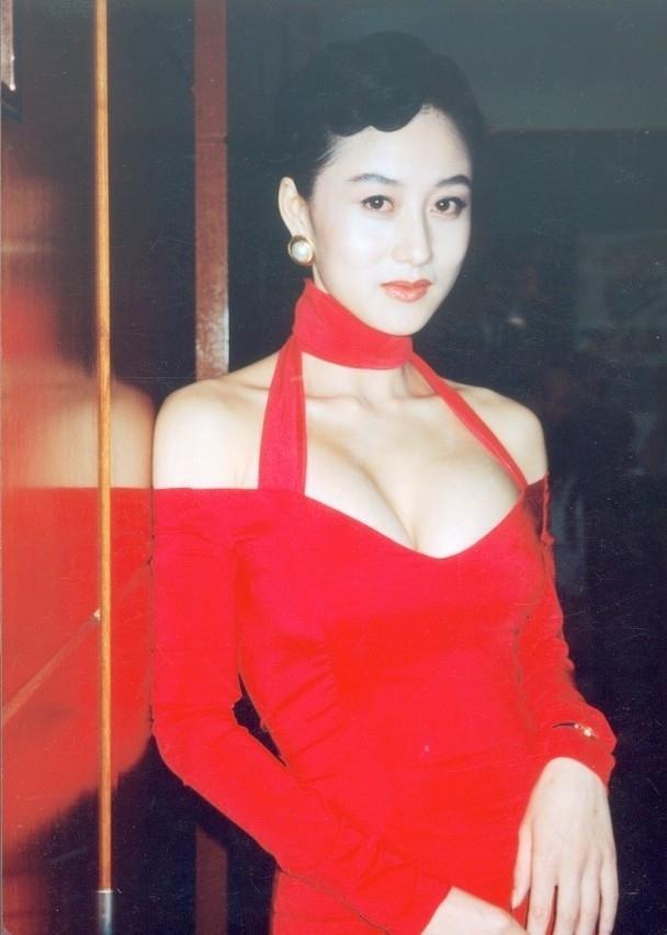 李连杰首晒俩女儿合照，爱女身材不输亚姐妈妈！