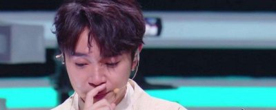 ​华晨宇在跑男为什么哭了 跑男华晨宇撕名牌哭了全程