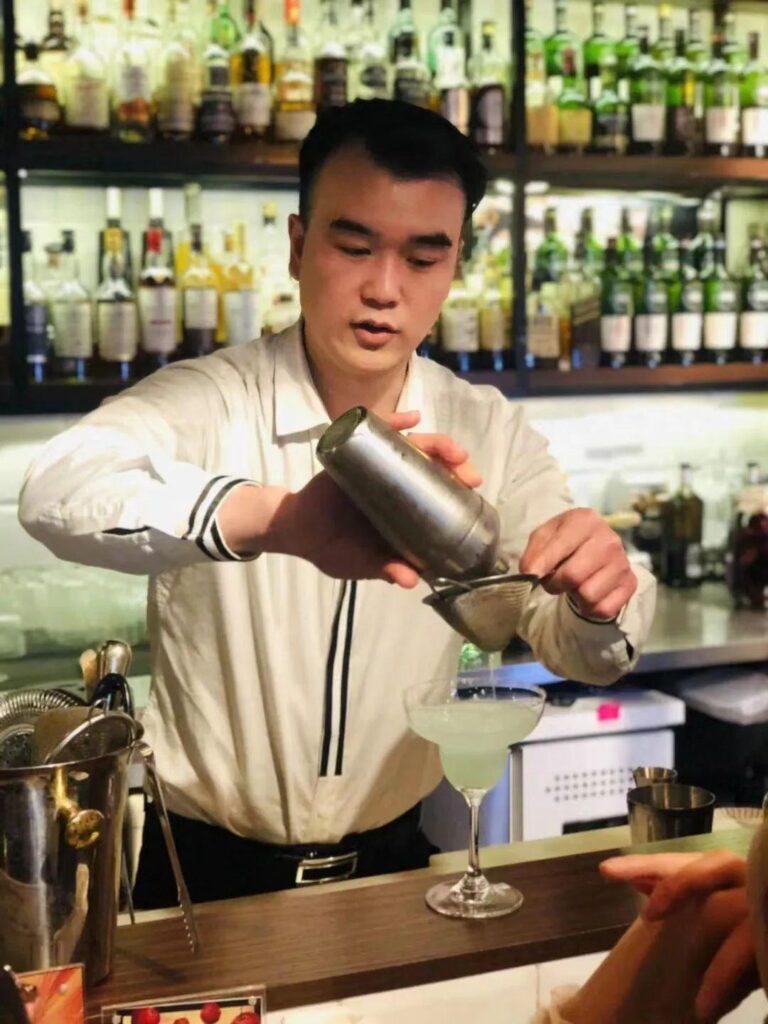 一般学习调酒师的学费需要多少_调酒内容及价格