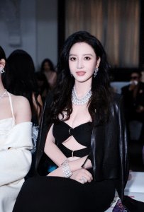 ​俏皮可爱又不失大气！张萌写真赏析带来女神风采，别样魅力尽显！