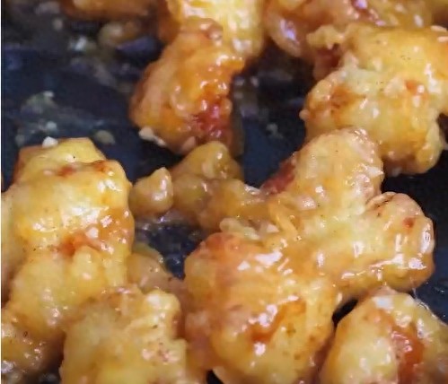 手残也能做蜜汁芝麻鸡块，只要1种酱，孩子不爱吃鸡肉都吃掉半盆