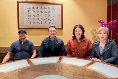 63岁郎平现身中餐厅!染红发+卷发年轻20岁,和73岁老公定居美国