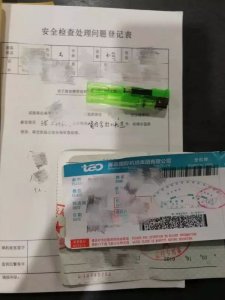 嘴里藏打火机进安检,机场里过安检男子面露诡异微笑……