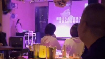 何超琼对陈百强的不舍显露无疑,清唱偏偏喜欢你,现场一度哽咽