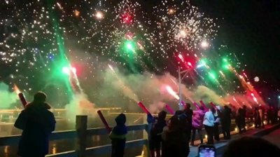 去年爆红的加特林烟花,今年价格暴跌:只要50块,随便买!