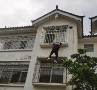 ​丽江“快递哥”火场逆行显担当