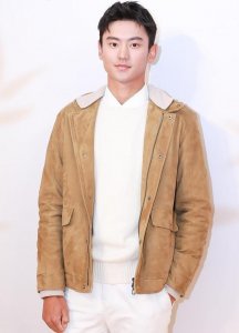 ​1米91宁泽涛，充满绅士风度！和女粉丝合影半蹲着，暖男感十足