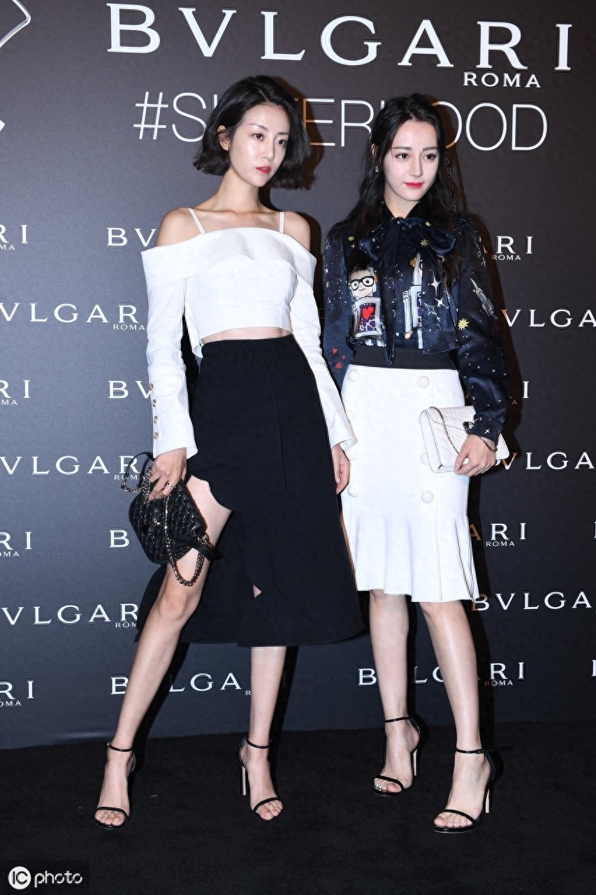 李溪芮她有一双很修长的腿，是娱乐圈里名副其实的“腿精”