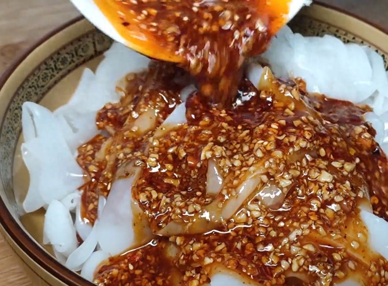 最近凉皮火了，教你最详细凉皮配方，筋道柔软还透亮，超好吃