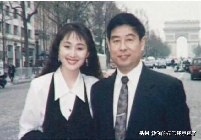 54岁“令妃”赵丽娟，低调与大学教授结婚，如今一家三口幸福不已