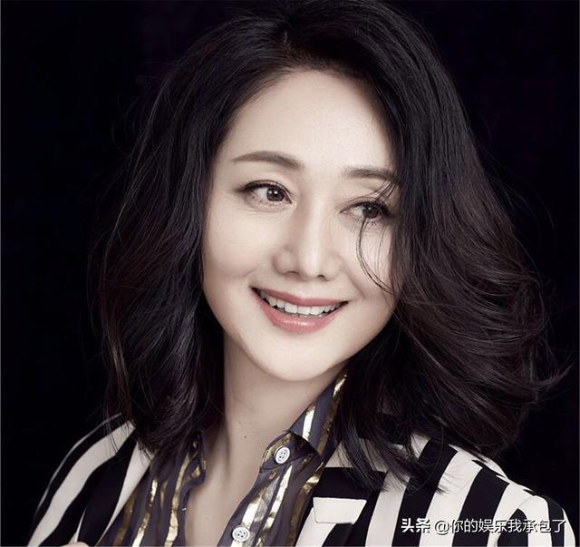 54岁“令妃”赵丽娟，低调与大学教授结婚，如今一家三口幸福不已