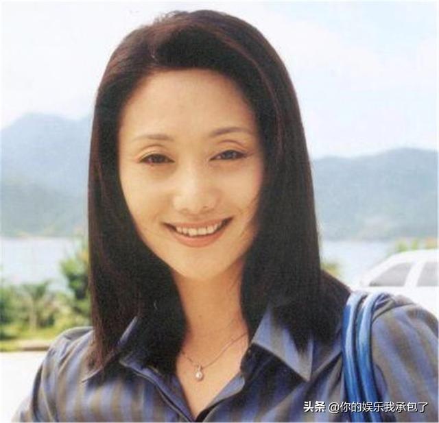 54岁“令妃”赵丽娟，低调与大学教授结婚，如今一家三口幸福不已