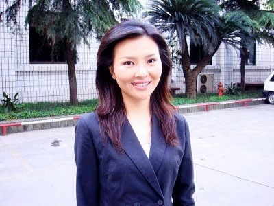 ​2008年，那个播报汶川地震时流泪的女主播宁远，如今怎么样了？