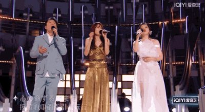 ​亚洲乐坛前后辈互相撑伞，这才是我们想看到的未来