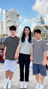 ​胡可晒与俩儿子合照，安吉瘦了颜值回归，细节看出小鱼儿的自卑