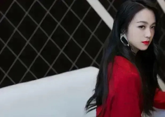 汤唯：气场全开酷飒变身女强人写真合集