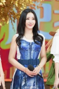 ​柳岩同款第一名是哪个（柳岩裙装清新现身天天妆容恬淡尽显知性优雅）