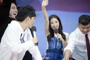 柳岩同款第一名是哪个（柳岩裙装清新现身天天妆容恬淡尽显知性优雅）(6)