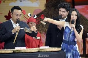 柳岩同款第一名是哪个（柳岩裙装清新现身天天妆容恬淡尽显知性优雅）(7)