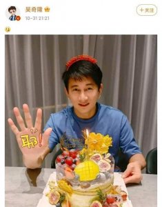 ​吴奇隆51岁庆生,蛋糕疑是刘诗诗所送!近照依然是年轻如30岁的人